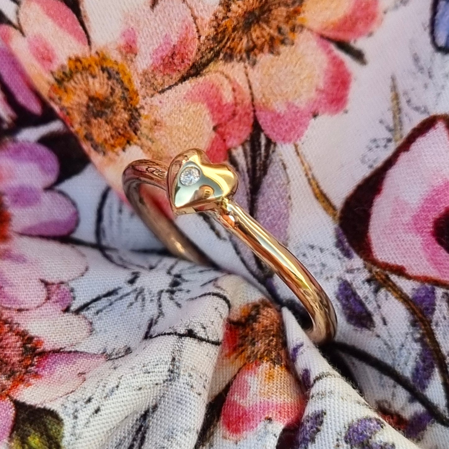 Sweetheart sparkle - gold ring with puffy heart and diamond