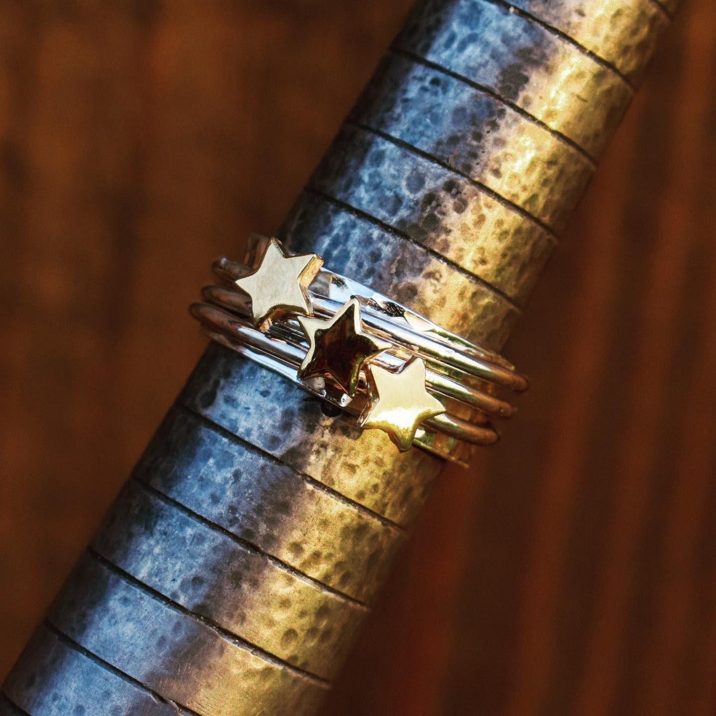 'It's in the stars' - spinning ring with diamonds set in three gold stars