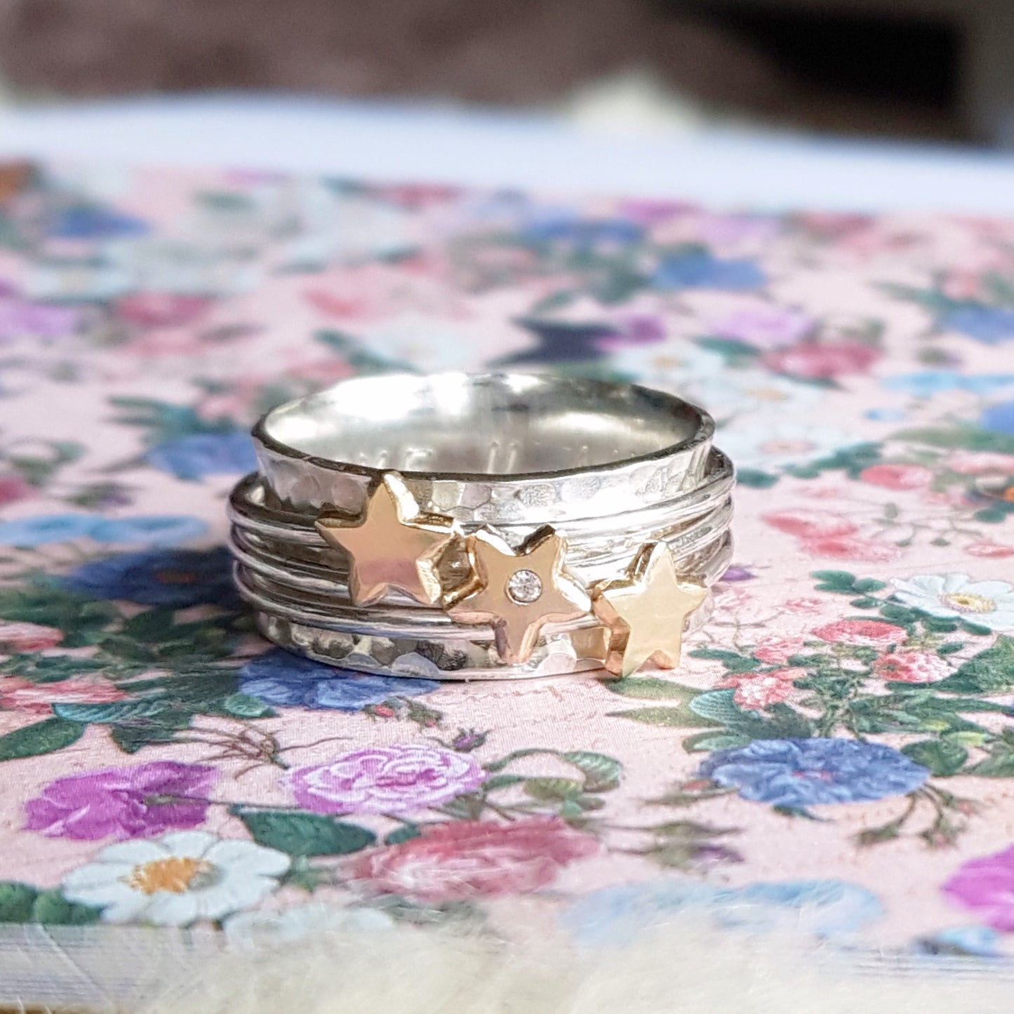 'It's in the stars' - spinning ring with diamonds set in three gold stars