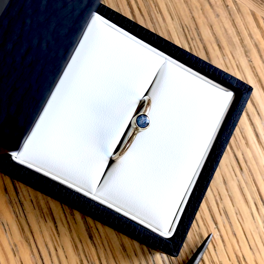 'Ti amo'. Solid gold birthstone ring