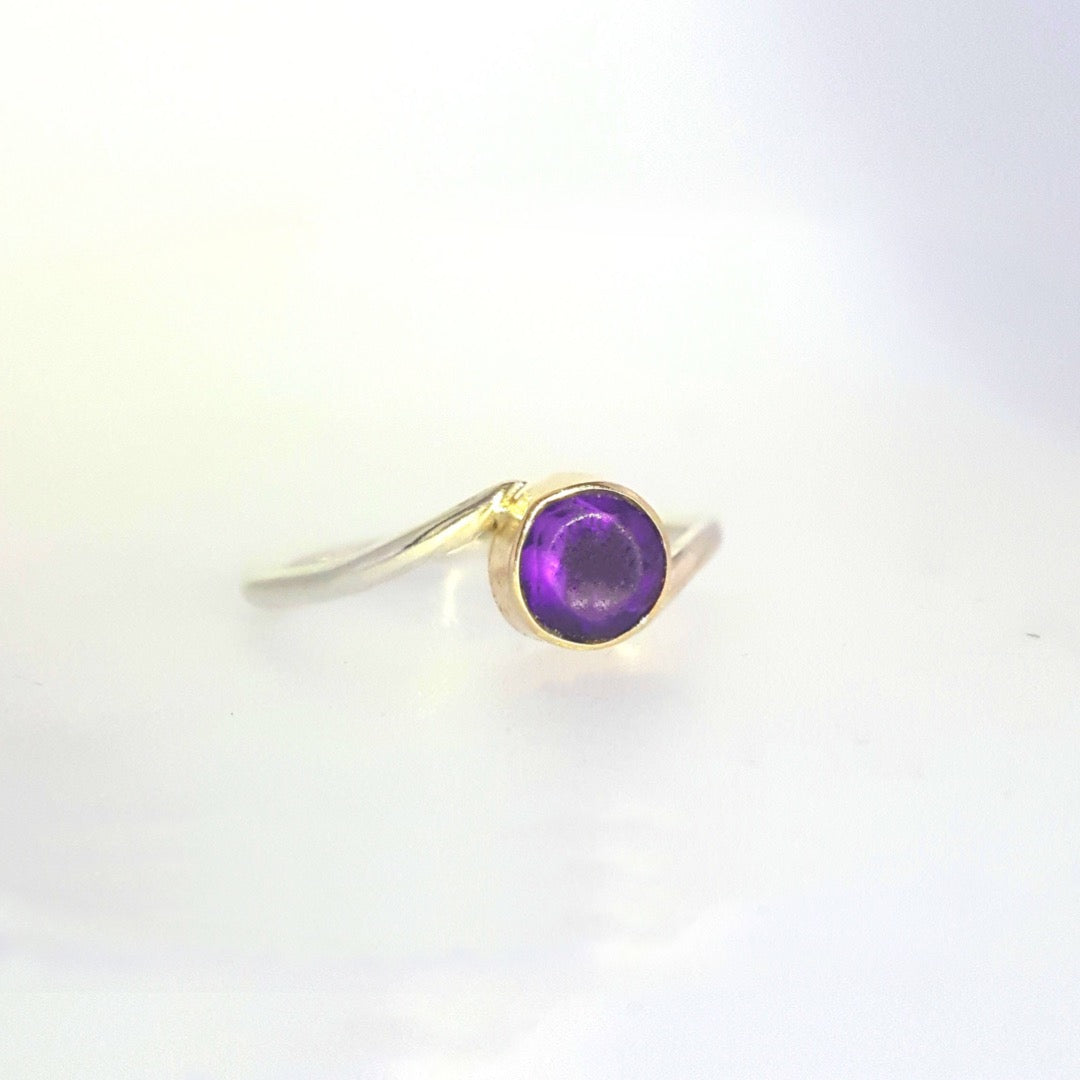 White gold twist ring with amethyst.
