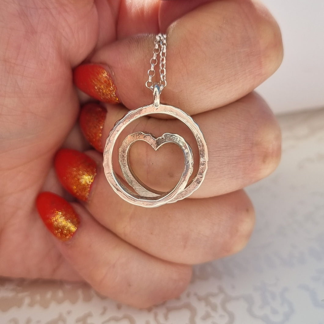 Item 209 - Medium 'Infinite love' necklace - white gold, hammered finish