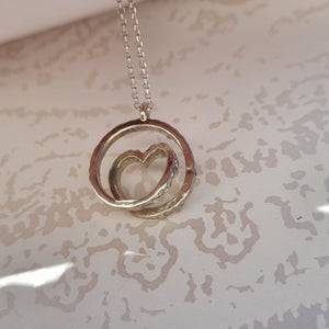 Item 209 - Medium 'Infinite love' necklace - white gold, hammered finish