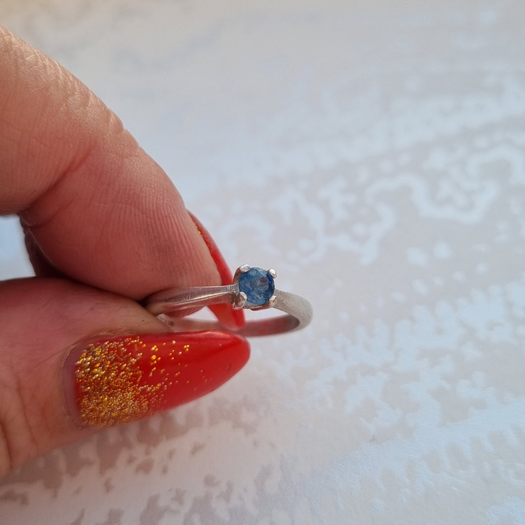 Item 235 - Cute, silver sapphire ring (Size O)