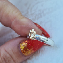 Load image into Gallery viewer, Item 237 - D shaped paw ring (Size P 1/2)