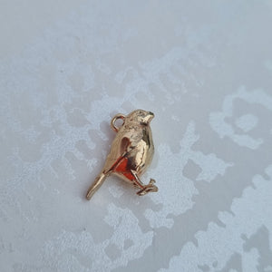 Item 254 -  Solid 9ct gold robin pendant