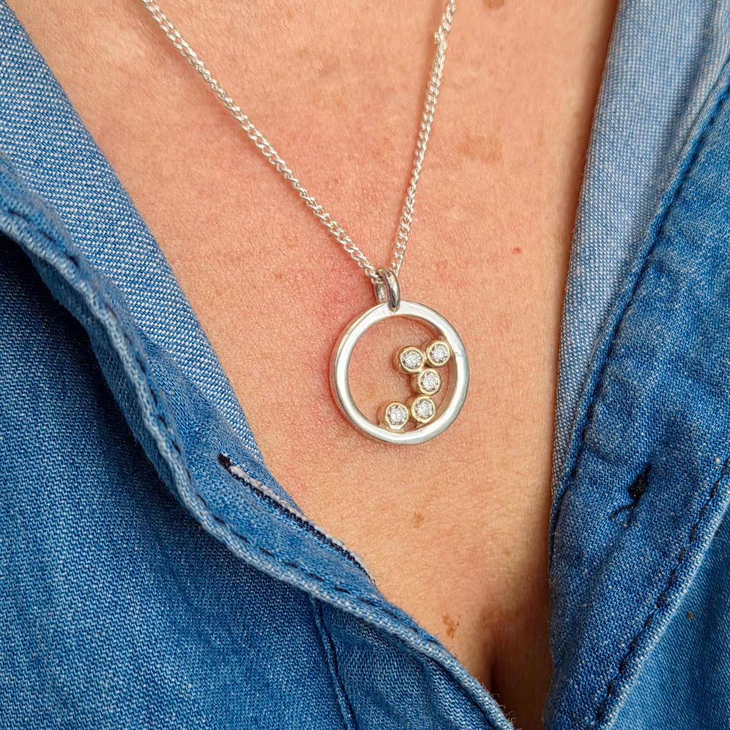 Stardust - Silver halo necklace with diamonds and gold