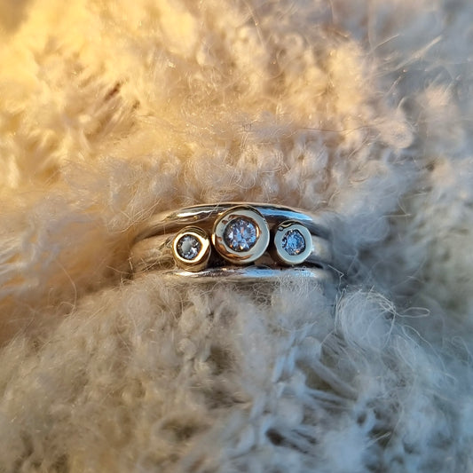 'Cariad' lite -  Gold and big diamonds on a sleek silver ring