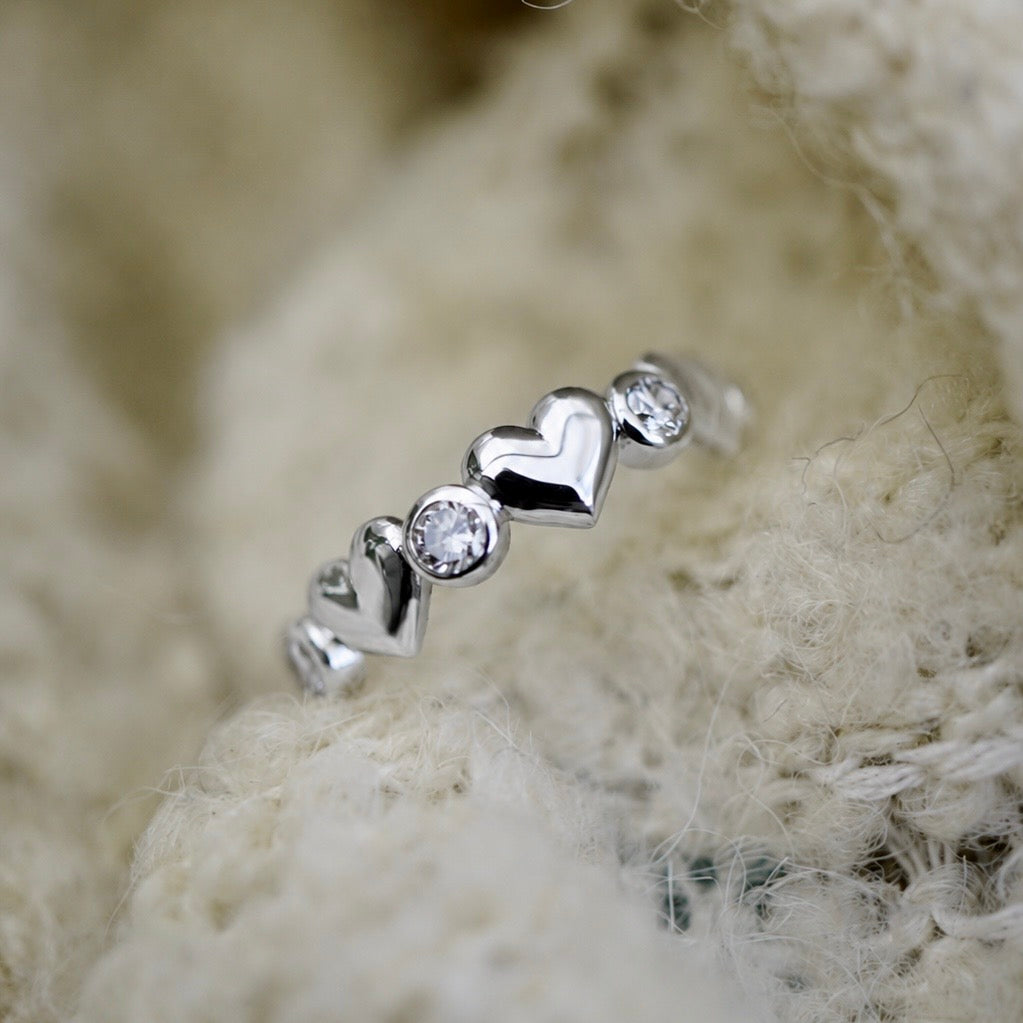 Heart spell - Enchanting ring with hearts and diamonds