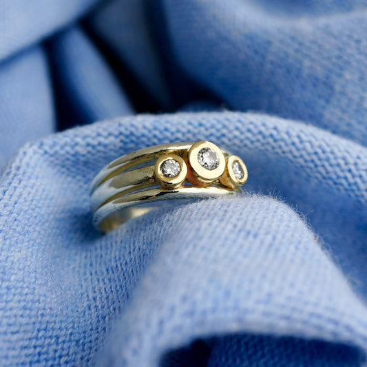 'Cariad' lite -  Gold and big diamonds on a sleek silver ring