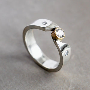 A touch of frost - Diamond ring with gold bezel setting