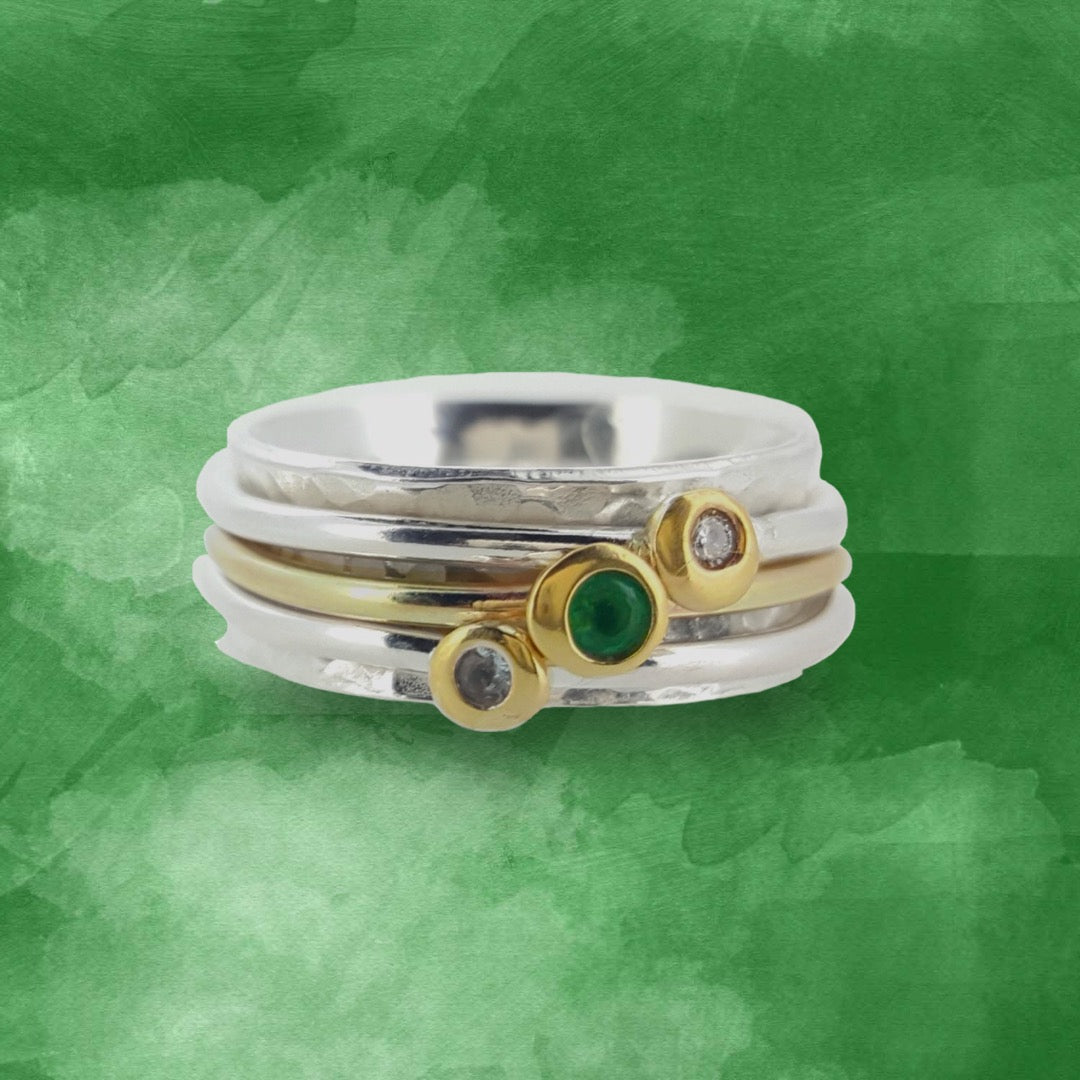 Green with envy - Spinning ring with emerald and diamonds