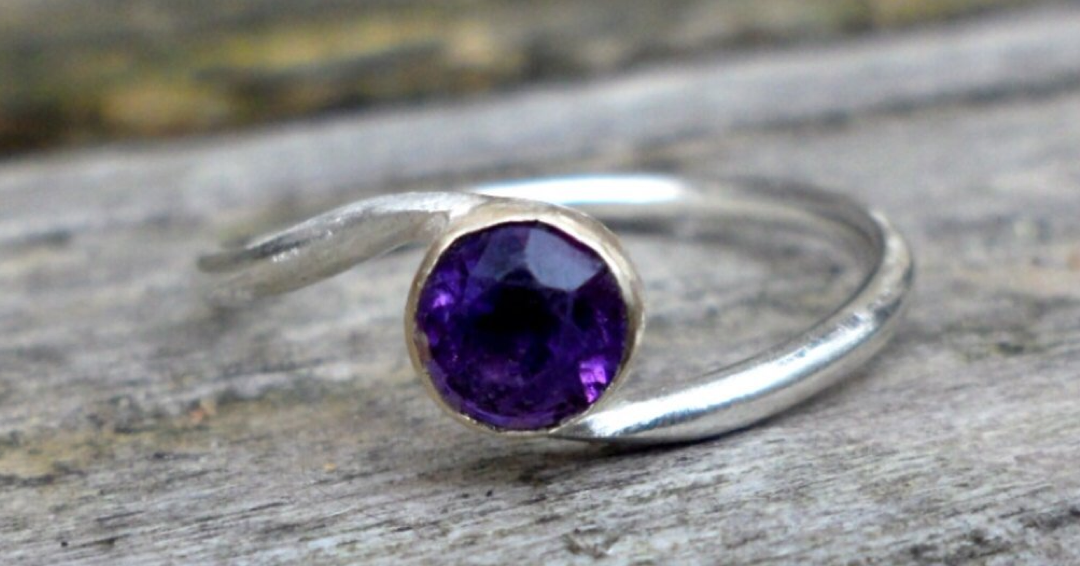 White gold twist ring with amethyst.