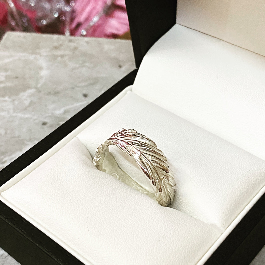 When you're near - Solid silver feather ring