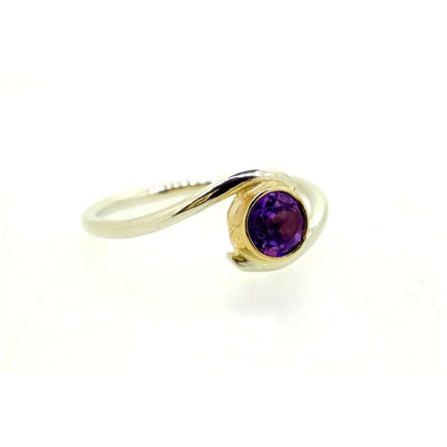 White gold twist ring with amethyst.
