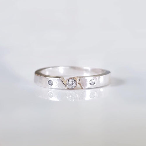 A touch of frost - Diamond ring with gold bezel setting